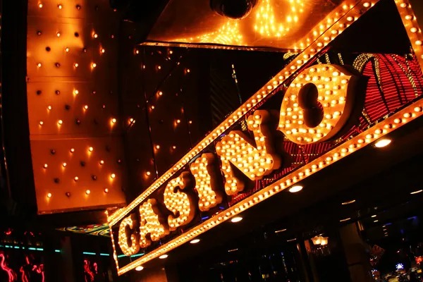 Live Baccarat table on mposport alternatif with dealer and card layout